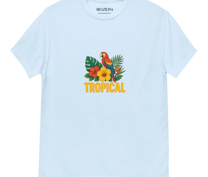 T-shirt blanc sur lequel est imprimé un perroquet exotique coloré entouré de fleurs tropicales et de feuilles luxuriantes, accompagné du texte 'Tropical' en jaune. Inspiré de la biodiversité et de la culture brésilienne, il reflète l'énergie festive et vibrante des forêts tropicales du Brésil.