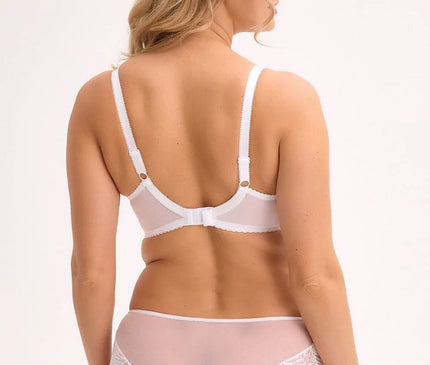 Lingerie élégante et féminine inspirée par la mode brésilienne, en dentelle blanche délicate, offrant un mélange de confort et de sensualité. Culotte en dentelle transparente aux motifs raffinés et design qui sublime les courbes naturelles pour une allure harmonieuse et séduisante.