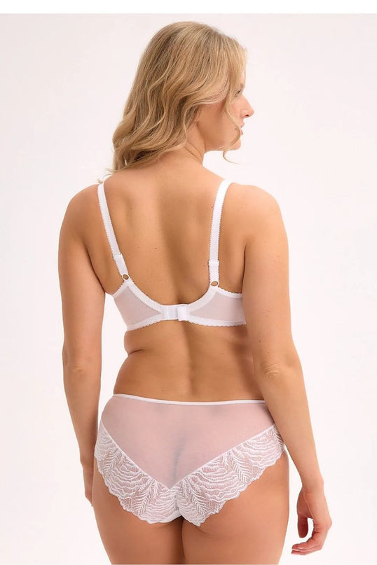 Lingerie élégante et féminine inspirée par la mode brésilienne, en dentelle blanche délicate, offrant un mélange de confort et de sensualité. Culotte en dentelle transparente aux motifs raffinés et design qui sublime les courbes naturelles pour une allure harmonieuse et séduisante.