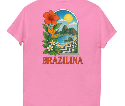 T-shirt rose avec un design inspiré du Brésil : motifs de fleurs exotiques telles qu'un hibiscus rouge et des plumerias blanches. Une illustration de paysage tropical avec plages, montagnes emblématiques et chemin en mosaïque noir et blanc. Texte 'Brazilina' en dessous pour capturer l'énergie et la culture brésiliennes.