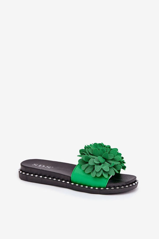 Mules pour femmes en tissu avec décoration florale spectaculaire verte sur le devant, semelle intérieure en gomme et bord de semelle décoré, adaptées aux journées chaudes, hauteur de semelle de 2,5 cm, coupe classique idéale.