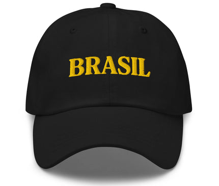 Casquette noire avec le mot 'Brasil' brodé en jaune sur le devant, célébrant l'esprit vibrant et chaleureux du Brésil. Inspirée du style décontracté des villes comme Rio de Janeiro et São Paulo, elle allie simplicité, identité culturelle forte et une atmosphère ensoleillée. Accessoire parfait pour les amateurs de mode évoquant la passion du Carnaval et du football brésilien.