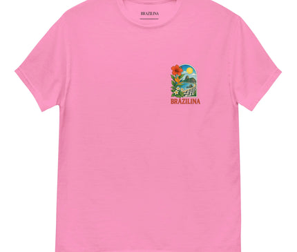 T-shirt rose vibrant avec un motif inspiré du Brésil représentant des paysages tropicaux, des fleurs exotiques et une scène culturelle festive. Le design inclut le texte 'Brazilina' et évoque l'énergie, la beauté et la diversité de la culture brésilienne. Idéal pour adopter un style joyeux et authentique.