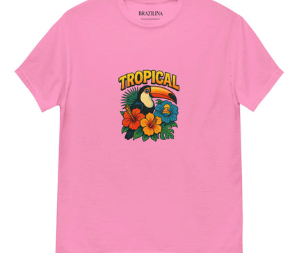 T-shirt rose avec une illustration tropicale inspirée du Brésil, mettant en avant un toucan entouré de fleurs colorées et exotiques telles que des hibiscus, accompagné du mot 'Tropical' dans un style vibrant. Idéal pour un look décontracté et festif, rappelant la chaleur et la richesse des forêts brésiliennes.