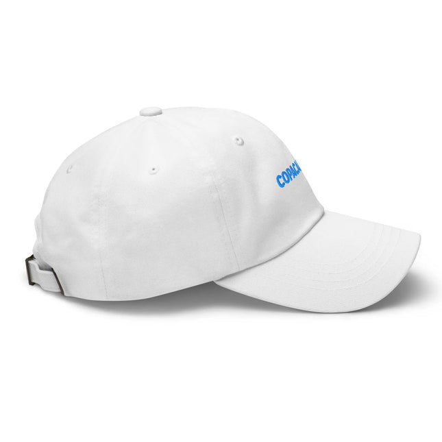 Casquette blanche inspirée de l'énergie légendaire de Copacabana, avec inscription bleue 'COPA', reflétant le style décontracté et festif de Rio de Janeiro, idéale pour une touche tropicale dans le quotidien.