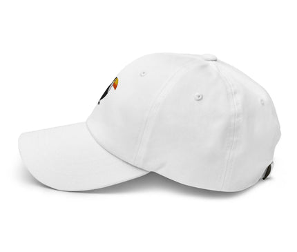 Casquette blanche brodée avec un toucan coloré, emblème de la faune brésilienne, symbolisant l'exotisme et la biodiversité du Brésil. Accessoire de mode décontracté et élégant, idéal pour un style tropical authentique et intemporel.