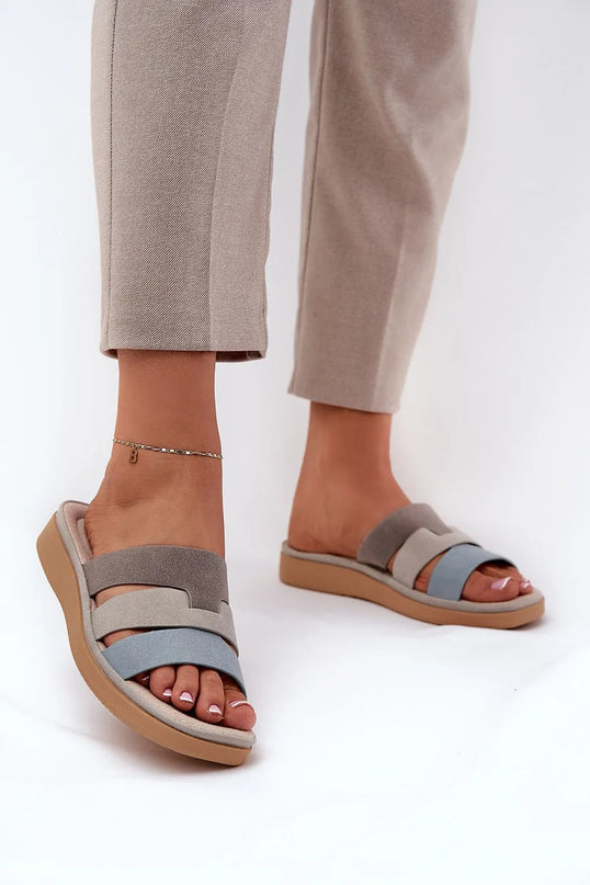 Sandales décontractées inspirées du Brésil en tons neutres et bleutés, avec un design élégant et confortable, parfaites pour une promenade en ville ou une journée ensoleillée, illustrant la mode et l'artisanat typiques des plages et soirées samba brésiliennes.