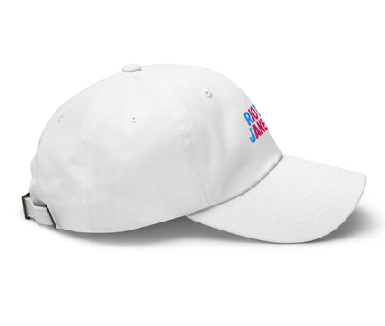 Casquette blanche inspirée de Rio de Janeiro avec un style contemporain, arborant une broderie colorée présentant le texte 'Rio de Janeiro' en bleu et rouge. Accessoire évoquant l'énergie vibrante, l'esprit festif et la culture tropicale brésilienne, parfait pour un style décontracté et authentique.