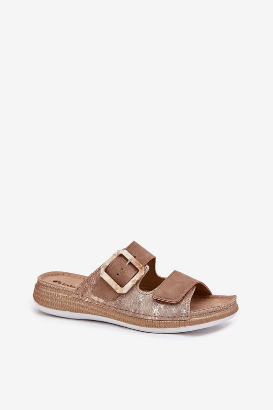 Sandales style brésilien décontracté avec boucles, aspect artisanal en cuir marron brillant, semelle confortable pour un look naturel et élégant, inspiré de l'esprit tropical du Brésil.