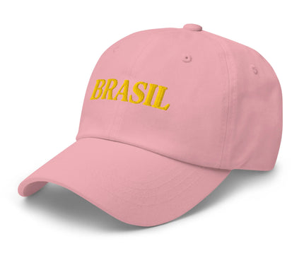 Casquette rose avec l'inscription 'BRASIL' en lettres jaunes, s'inspirant de la culture vibrante et festive du Brésil. Accessoire mode alliant simplicité et identité culturelle, parfait pour évoquer l'énergie des grandes villes comme Rio de Janeiro et São Paulo.