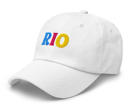 Casquette blanche avec un design coloré inspiré du Brésil, mettant en valeur les lettres 'RIO' brodées en bleu, rouge et jaune, symbolisant l'énergie festive des carnavals brésiliens et l'ambiance vibrante de Rio de Janeiro.