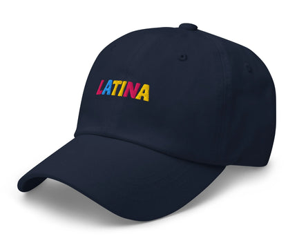 Casquette noire avec inscription multicolore 'LATINA', célébrant la culture et les racines latino-américaines ainsi que l'esprit vibrant et festif du Brésil, rappelant les traditions, la musique et les couleurs caractéristiques du pays.