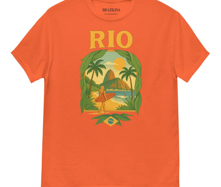 T-shirt orange vibrant avec un design inspiré de Rio de Janeiro, mettant en avant un paysage tropical. Illustration comprenant des palmiers, le Pain de Sucre, un coucher de soleil, et une silhouette de surfeur sur une plage, reflétant l'énergie festive et décontractée du Brésil. L'inscription 'RIO' en lettres jaunes et le drapeau brésilien complètent le visuel. Mode et culture brésilienne.