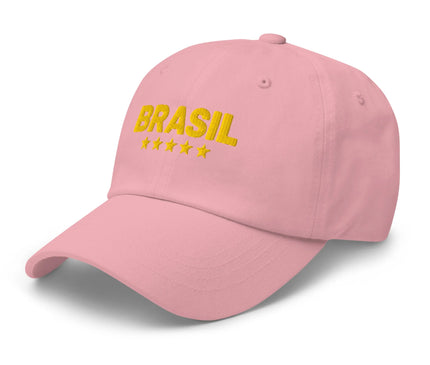 Casquette rose avec broderie jaune 'Brasil' et cinq étoiles, symbolisant les victoires et la passion du Brésil pour le football, accessoire célébrant la culture brésilienne et son esprit joyeux et compétitif.