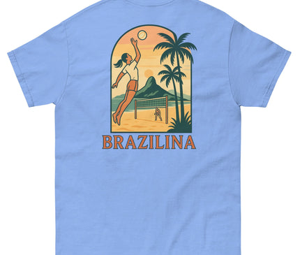 T-shirt bleu avec un design inspiré du Brésil, représentant un paysage tropical avec palmiers, une montagne, une plage ensoleillée et une joueuse de volleyball en pleine action, évoquant la joie de vivre, l'énergie dynamique et la culture festive des plages brésiliennes. Texte 'Brazilina' imprimé en bas.