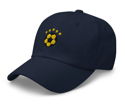 Casquette bleu marine avec broderie d'un ballon de football jaune entouré de cinq étoiles dorées, célébrant la passion du Brésil pour le football et son palmarès légendaire. Accessoire sportif élégant et symbole de la culture brésilienne.