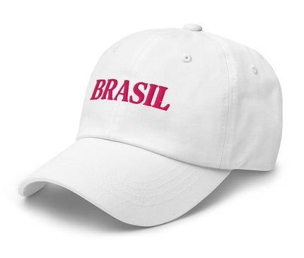 Casquette blanche avec l'inscription 'Brasil' en rose brodé, inspirée de l'esprit vibrant et chaleureux du Brésil, idéale pour célébrer la culture brésilienne, son énergie festive et son amour du football.
