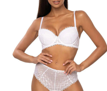 Sous-vêtement féminin élégant en dentelle blanche d'inspiration brésilienne, mettant en avant des motifs délicats et un design sensuel. Ce soutien-gorge et bas mettent en valeur l'élégance et la confiance, évoquant la culture vivante et festive du Brésil. Idéal pour celles recherchant un style sophistiqué et tropical.