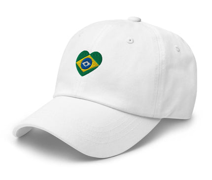 Casquette blanche décorée d'un motif en forme de cœur reprenant les couleurs et éléments du drapeau brésilien. Accessoire symbolisant l'amour pour la culture, l'énergie et la fierté du Brésil, idéal pour un look décontracté et tropical.
