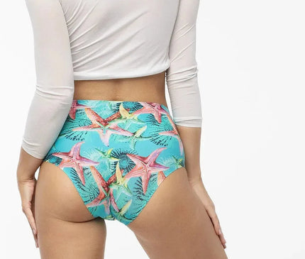 Culotte élégante en microfibre douce avec motif étoile de mer multicolore sur fond bleu, offrant confort et invisibilité sous les vêtements grâce à sa technologie INVISIBLE_LINE. Modèle Perfect Fit avec doublure intérieure en coton pour un confort optimal. Présentée sur un mannequin vue de dos, idéal pour le quotidien ou en cadeau.