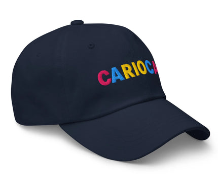 Casquette bleue foncée avec l'inscription multicolore 'Carioca' brodée en jaune, rose et bleu, représentant l'esprit vibrant et festif de la culture de Rio de Janeiro, inspirée du style décontracté et chaleureux du Brésil.