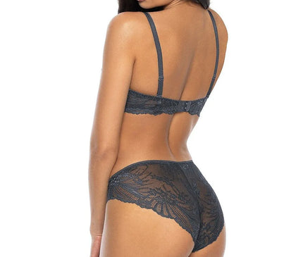 Culotte Sybilla pour les adeptes de la lingerie tonique en dentelle grise délicate, ajustée au corps, avec un design raffiné et féminin. Elle met en valeur les charmes féminins, composée de coton, élasthanne, polyamide et polyester, et disponible dans différentes tailles entre 36 et 44.