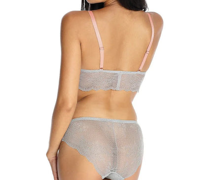 Culotte en dentelle inspirée de la mode brésilienne, élégante et confortable, avec des détails délicats et des finitions sophistiquées. Reflète la féminité confiante et joyeuse du Brésil, parfaite pour un style sensuel et naturel.