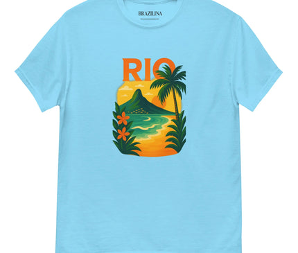 T-shirt bleu ciel avec un motif tropical inspiré du Brésil. Le design coloré inclut une plage dorée, une végétation luxuriante, des fleurs rouges, un palmier, un ciel ensoleillé et une montagne emblématique. Le mot 'RIO' est inscrit en orange vif, évoquant l'énergie et la beauté de Rio de Janeiro. Idéal pour refléter l'esprit tropical et festif du Brésil.