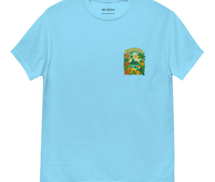 T-shirt bleu inspiré de la culture brésilienne avec un design tropical vibrant représentant des palmiers, fleurs exotiques, paysages tropicaux et une ambiance festive. Motif illustré sur la poitrine, évoquant l'énergie et la biodiversité du Brésil.
