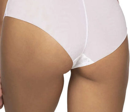 Sous-vêtement féminin inspiré de l'élégance brésilienne, en tissu léger et délicat, avec des motifs raffinés évoquant l'artisanat brésilien, mettant en avant confort et sensualité. Vu de dos, coloris blanc, coupe couvrante et design sophistiqué.