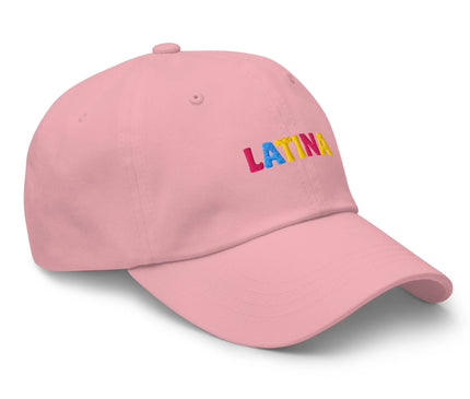 Casquette rose avec l'inscription 'LATINA' brodée en lettres colorées, célébrant la culture brésilienne et les racines latino-américaines. Accessoire inspiré par les traditions et événements culturels vibrants du Brésil, combinant style simple et esprit festif.