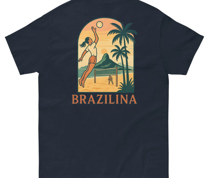 T-shirt bleu marine avec un design inspiré du Brésil représentant un paysage tropical vibrant avec des palmiers, une femme jouant au volleyball sur une plage ensoleillée, et un arrière-plan de montagnes. Texte 'Brazilina' en lettres orange, reflétant l'énergie et la culture festive brésilienne.