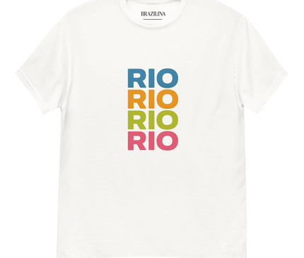 T-shirt blanc inspiré du Brésil avec le design coloré 'RIO' répété en bleu, orange, vert et rose, représentant l'énergie et l'esprit vibrant de Rio de Janeiro, idéal pour un style moderne et tropical.