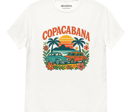 T-shirt blanc avec un design inspiré de Copacabana, représentant des palmiers, un coucher de soleil coloré, deux voitures rétro bleue et orange, entourées de fleurs tropicales. Ce motif reflète l'esprit brésilien et l'atmosphère chaleureuse et ensoleillée de Rio de Janeiro.
