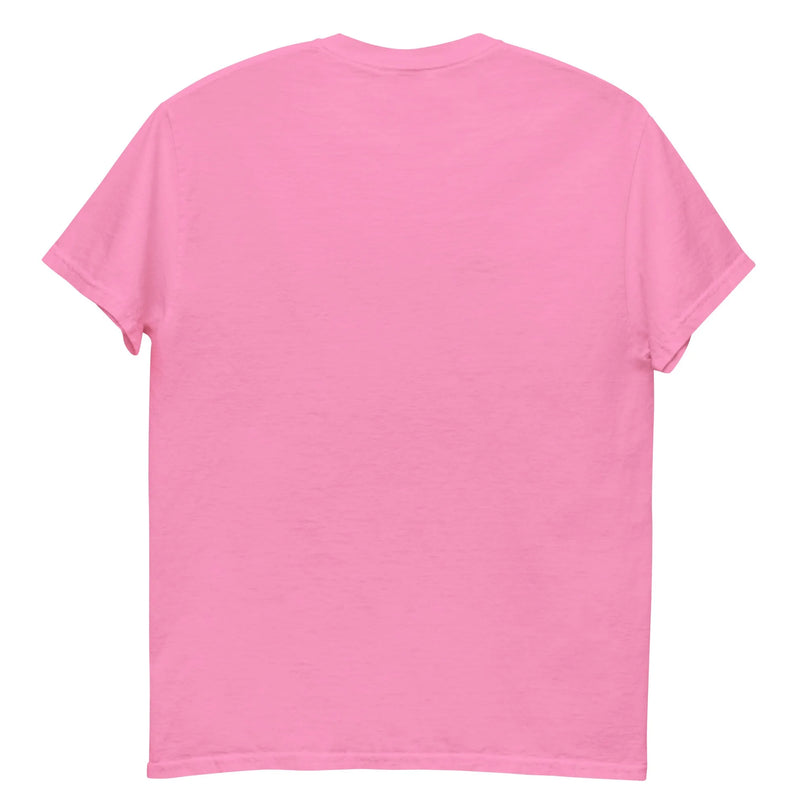 T-shirt rose uni inspiré de l'essence tropicale brésilienne, symbolisant la joie de vivre du pays, avec des illustrations de toucan et de fleurs tropicales évoquant la chaleur et la richesse de la culture brésilienne.