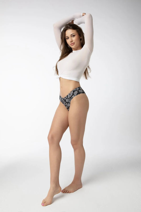 Femme portant un bas de lingerie inspiré de l'esprit brésilien, avec un motif tropique élégant évoquant les danses exotiques et les plages ensoleillées du Brésil, associant sophistication et exotisme.