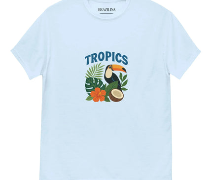 T-shirt blanc au style brésilien avec des motifs tropicaux incluant un toucan, des feuilles exotiques, une fleur orange et un coco, évoquant la richesse de la biodiversité de l’Amazonie et la chaleur du lifestyle brésilien.