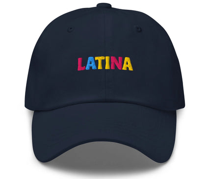 Casquette bleu marine avec le mot 'LATINA' brodé en lettres colorées (rose, bleu, jaune), célébrant la culture et les racines latino-américaines inspirées de l'esprit vibrant et joyeux du Brésil.