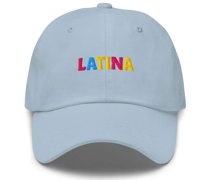Casquette bleu clair avec le mot 'LATINA' brodé en lettres colorées rouge, bleu, rose et jaune, symbolisant l'esprit vibrant et joyeux du Brésil et célébrant les racines culturelles latino-américaines et brésiliennes.