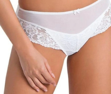 Slip pour femme modèle Amelia, blanc, confectionné en maille avec une délicate dentelle florale sur le devant. Design sans couture à l'arrière pour un effet invisible sous des vêtements ajustés. Taille élastique confortable et doublure en coton absorbant l'humidité, garantissant confort et fraîcheur tout au long de la journée. Lingerie élégante et féminine, adaptée aux occasions spéciales et à un usage quotidien.