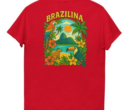 T-shirt rouge au design inspiré du Brésil, illustré de motifs tropicaux comprenant des paysages avec montagnes, palmiers, soleil, fleurs exotiques, un toucan, un capybara et un perroquet. Inscription 'Brazilina' en lettres jaunes, évoquant la biodiversité et la culture festive brésilienne.