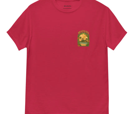T-shirt rouge avec un motif inspiré du Brésil représentant des palmiers, un coucher de soleil et des éléments tropicaux. Design évoquant la richesse naturelle et culturelle brésilienne, avec le texte 'Brazilina' inscrit au-dessus du motif. Idéal pour afficher un style vibrant et chaleureux inspiré de l'énergie du Brésil.
