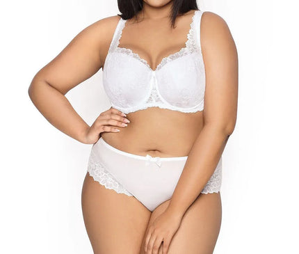 Sous-vêtement féminin blanc en dentelle d'inspiration brésilienne, comprenant un soutien-gorge raffiné et une culotte élégante. Conçu pour allier confort et séduction, ce modèle met en valeur des détails délicats de dentelle évoquant le charme tropical et l'artisanat brésilien.