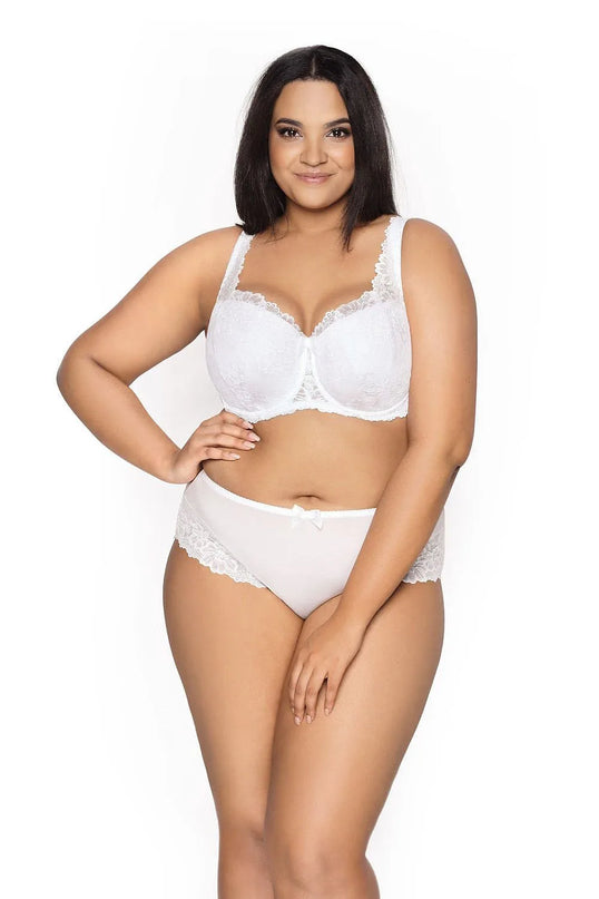 Sous-vêtement féminin blanc en dentelle d'inspiration brésilienne, comprenant un soutien-gorge raffiné et une culotte élégante. Conçu pour allier confort et séduction, ce modèle met en valeur des détails délicats de dentelle évoquant le charme tropical et l'artisanat brésilien.