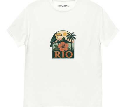 T-shirt blanc avec un design inspiré du Brésil, mettant en avant un toucan, une fleur tropicale colorée et un paysage tropical avec des palmiers et des montagnes, accompagné du mot 'RIO'. Un hommage à l'exotisme, la nature luxuriante et l'énergie festive du Brésil.