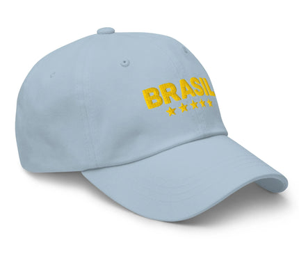 Casquette bleu clair inspirée du Brésil avec le mot 'Brasil' brodé en jaune accompagné de cinq étoiles dorées, symbolisant les victoires du pays en football. Accessoire alliant fierté nationale, culture brésilienne et style décontracté.
