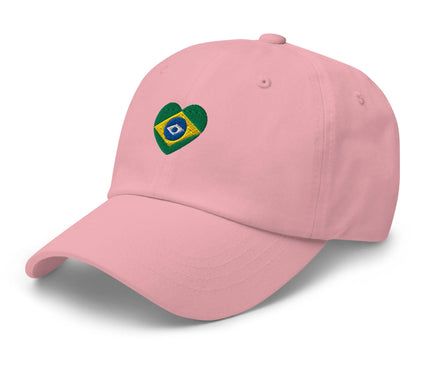 Casquette rose avec motif en forme de cœur aux couleurs du drapeau brésilien, exprimant l'énergie et la culture vibrante du Brésil. Accessoire décontracté mettant en valeur l'esprit brésilien avec style, idéal pour les amateurs de samba, football et paysages tropicaux.