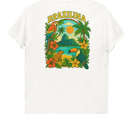 T-shirt blanc illustré avec un design inspiré du Brésil, représentant des éléments tropicaux tels que des palmiers, des fleurs exotiques, un toucan, un capybara, un coucher de soleil et des montagnes emblématiques, combinés à l'inscription 'Brazilina' en haut. Parfait pour évoquer la nature luxuriante, la biodiversité et l'énergie festive du Brésil.