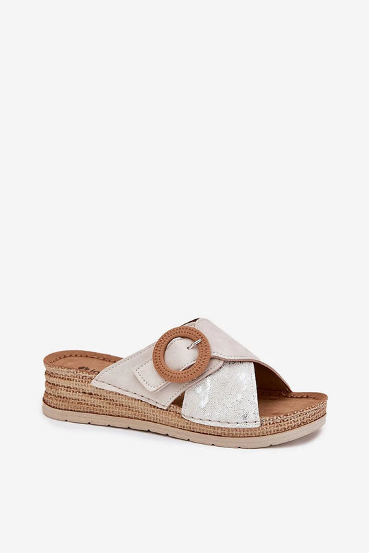 Sandales inspirées des plages du Brésil, combinant confort et élégance décontractée, avec une semelle tressée naturelle, une boucle circulaire en bois et des détails argentés, parfaites pour un style authentique et estival.
