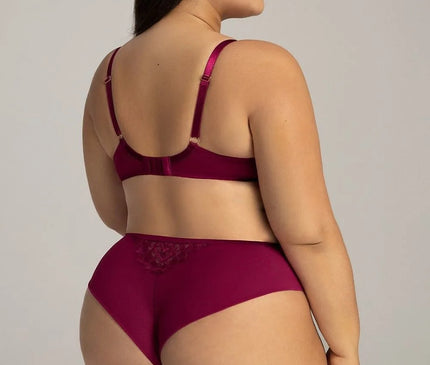 Sous-vêtement féminin inspiré du Brésil, en dentelle bordeaux, conçu pour sublimer toutes les silhouettes. Évoque l'élégance et la sensualité brésilienne avec un design raffiné et audacieux, mettant l'accent sur les détails et les textures artisanales.